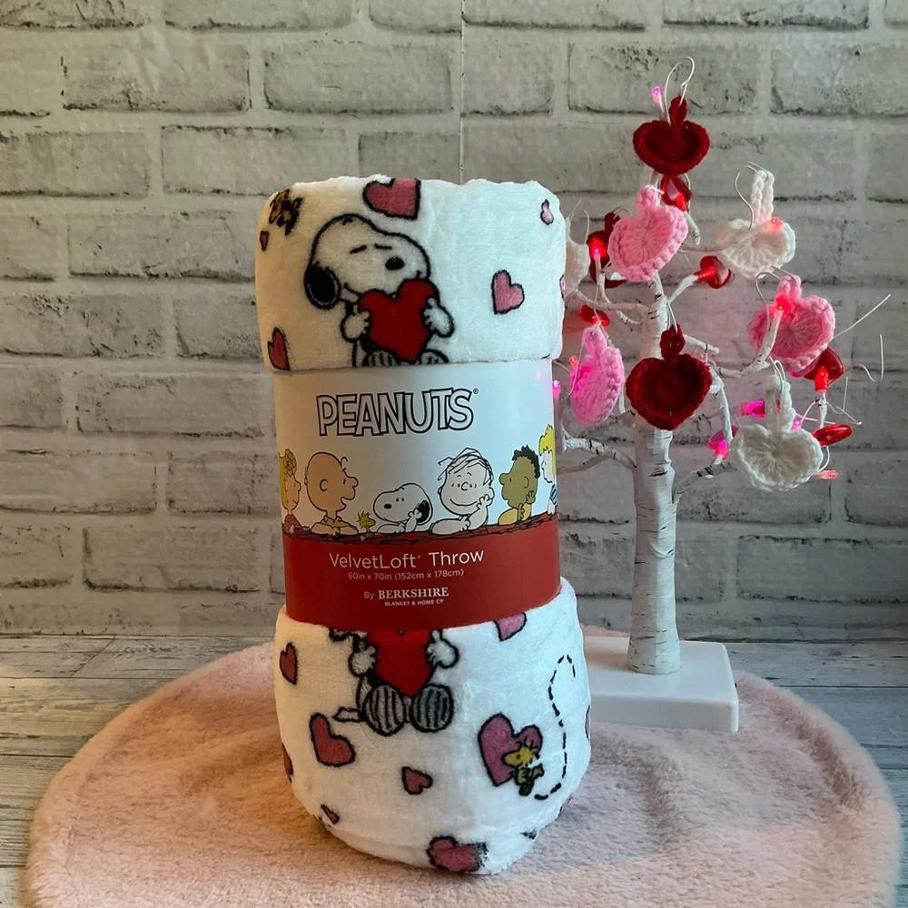 PEANUTS Woodstock And Snoopy Ditzy Heart Valentine Throw